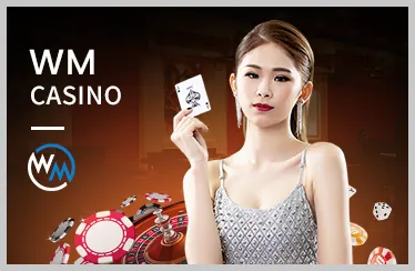 Bàn chơi Baccarat với các quân bài và chip cược tại 33Win